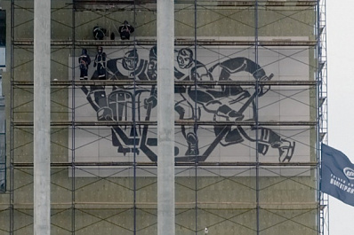 На фасаде нового Дворца спорта в Самаре воссоздали панно с хоккеистами