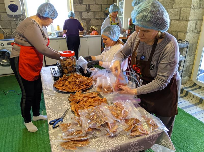 В селе Самарской области активисты производят мясные чипсы для солдат