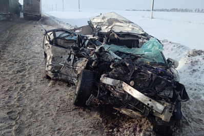 Два человека погибли в страшном столкновении легковушки с фурой на трассе М5 в Самарской области