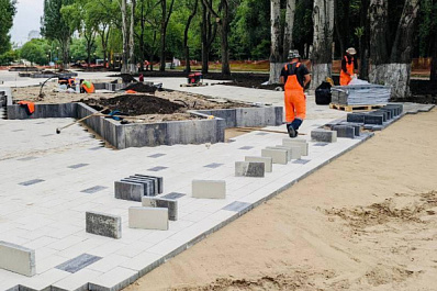 В самарском парке "Молодежный" обустраивают тротуары и восстанавливают озеро