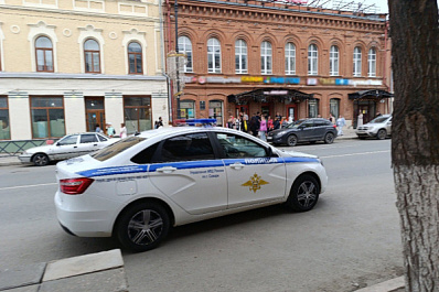 В Самаре правоохранители нашли водителя иномарки со "шторками" на номерах