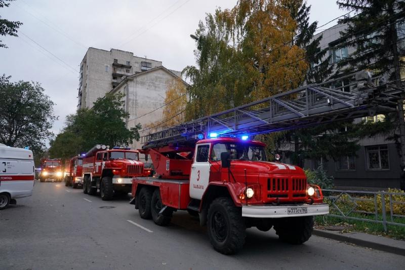 В Самаре 65 человек тушили пожар в административном здании на улице Чапаевской