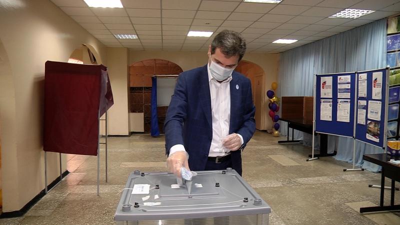 Главврач больницы Середавина Армен Бенян проголосовал по поправкам в Конституцию