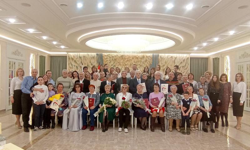 В Тольятти 10 семей отметили золотую и изумрудную годовщины свадеб