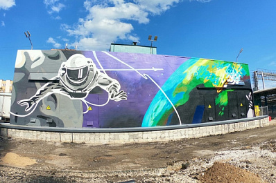 В Самаре на площади у железнодорожного вокзала появился "космический" мурал