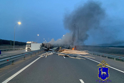 В Самарской области 17 апреля перевернулась и загорелась фура