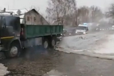 В Зубчаниновке затопило оживленный перекресток: застревают даже грузовики