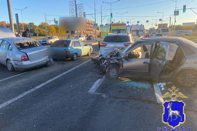 В Самаре на Московском шоссе столкнулись четыре легковушки