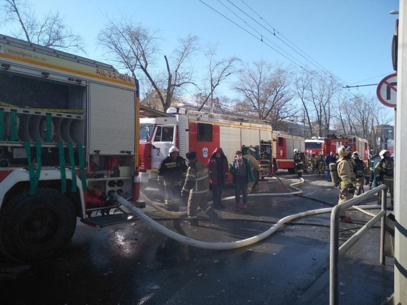В Самаре из-за пожара в торгово-офисном здании перекрыли участок Московского шоссе