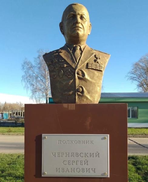 В городе Обь появился памятник сызранскому вертолетчику