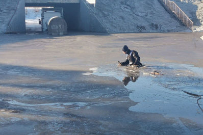 В Тольятти под мостом "утонула" фура