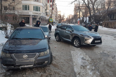 Автоледи на "Лексусе" устроила массовое ДТП в Самаре