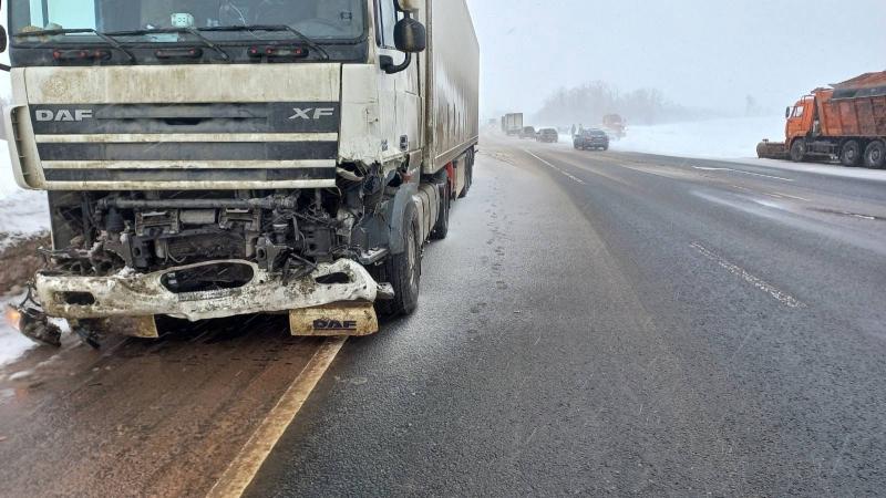 В страшной аварии на трассе М5 в Самарской области погибли пассажиры и водитель легковушки