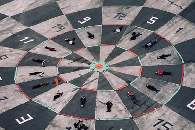 В Самаре художник Вредитель Ли превратил крышу цирка в поле для дартса с людьми