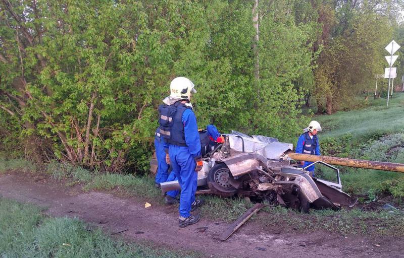 Машина - всмятку: 26 апреля в Красноярском районе в ДТП погиб пассажир легковушки