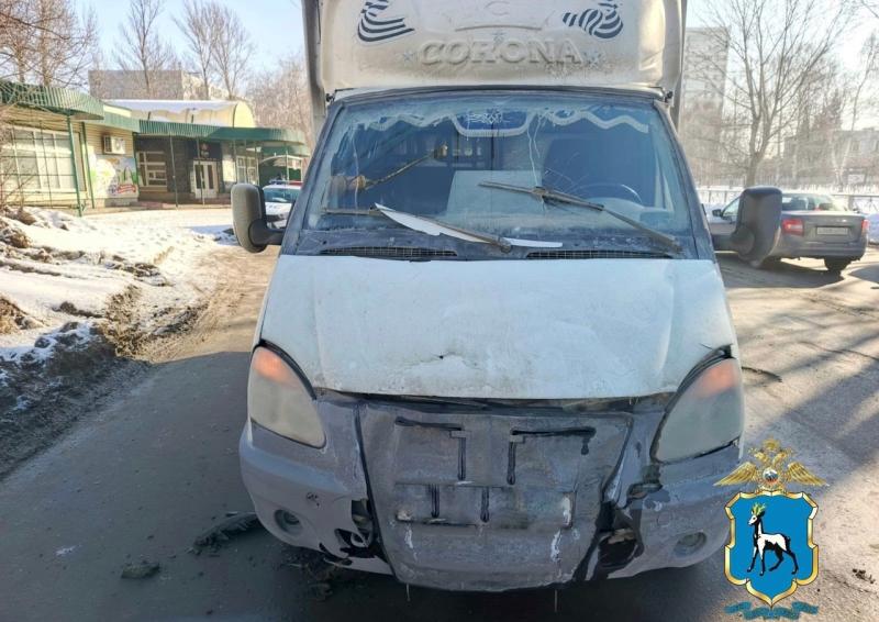 В Самарской области грузовик КрАЗ задним ходом сбил 33-летнего мужчину 