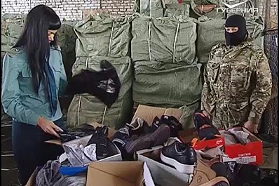 Партию контрафактной спортивной обуви известных брендов задержали таможенники в Тольятти