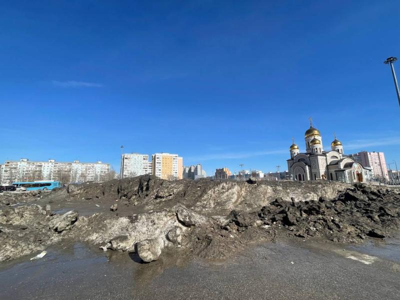 Самарцы пожаловались на большие кучи черного снега