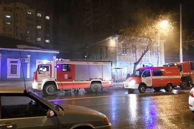 В Самаре 64 человека тушат пожар в Ленинском районе