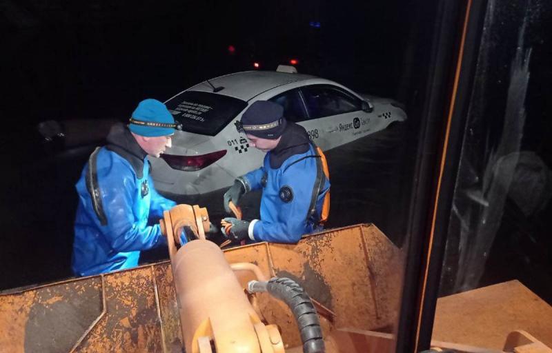 В Самарской области спасли водителя и пассажирку уплывшего в реку такси