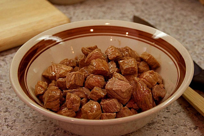 Даже собака есть не стала: жительница Сызрани купила подозрительную тушенку