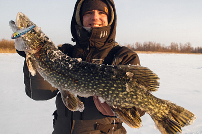 Самарец поймал ледяную щуку при морозе в -32 градуса