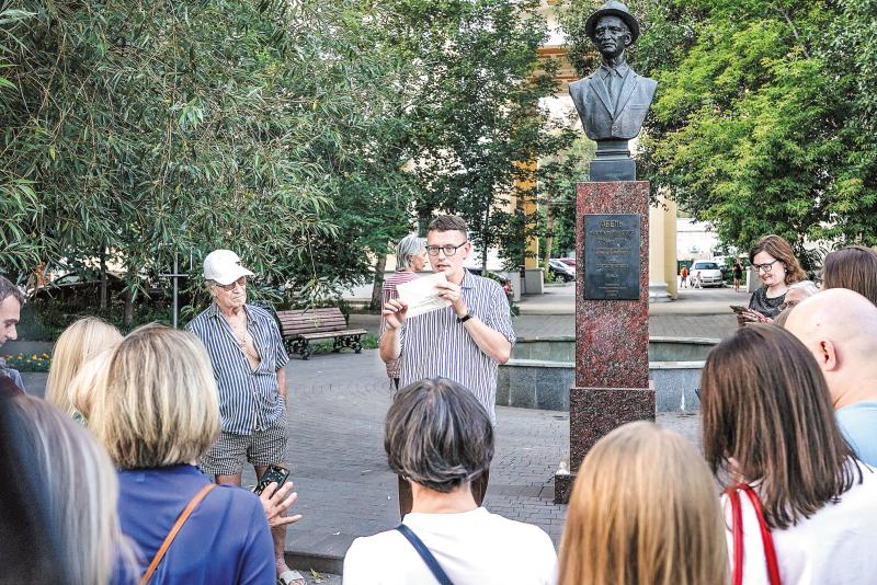 Революционер, шпион и пара нефтяников: в Самаре прошла экскурсия по неочевидным скульптурам