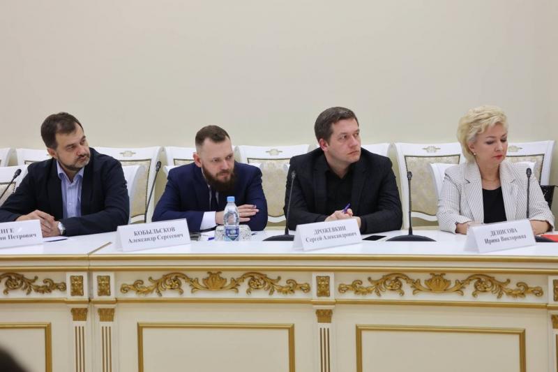 Губернатор Дмитрий Азаров встретился с руководителями ведущих СМИ региона