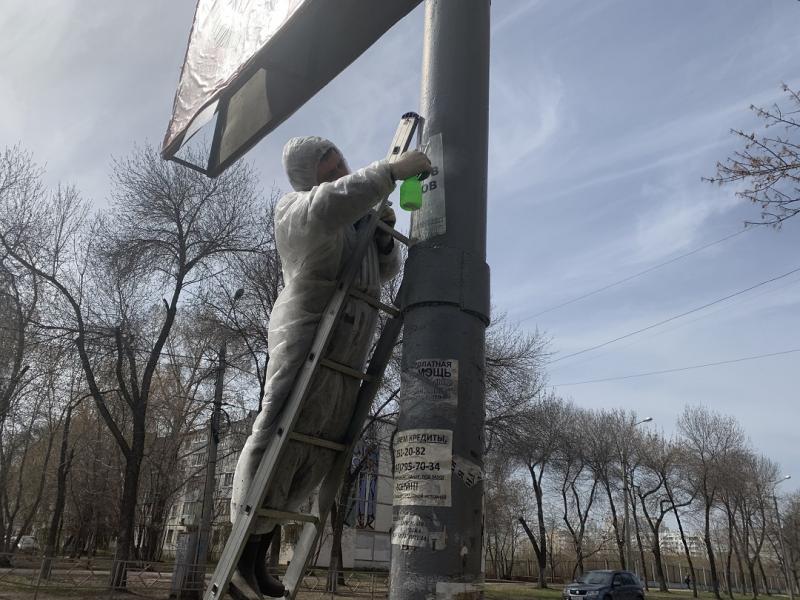 В Самаре ремонтируют рекламные конструкции