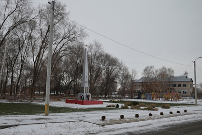 В Богатовском районе благоустроили территорию у памятника воинам 