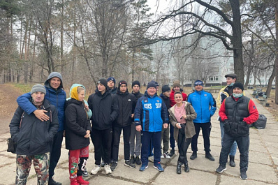 В Тольятти добровольцы устроили субботник в сквере на территории больницы