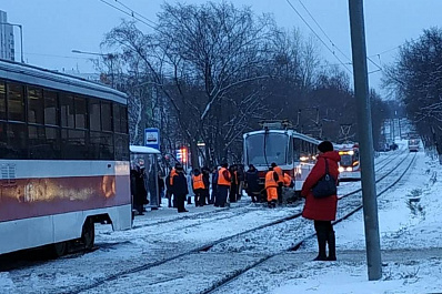 Фото: трамвай 22-го маршрута в Самаре сошел с рельсов в утренний час пик