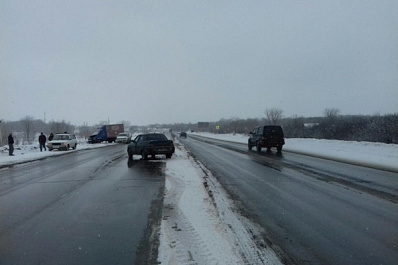 Женщина за рулем иномарки врезалась в две машины и сбила пешехода под Самарой
