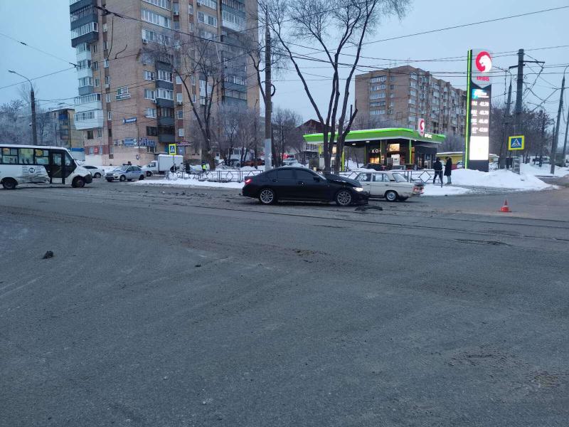 Пострадала 16-летняя девушка: в Самаре на Аэродромной BMW влетел в автобус