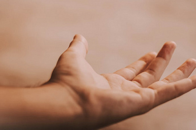 Врач рассказала о влиянии постоянного использования гаджетов на суставы