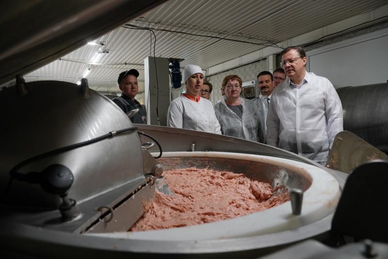 Дело семейное: производители мясных продуктов из Муранки рассказали губернатору о развитии производства