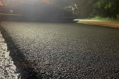 В новокуйбышевском парке "Дубки" начали укладывать асфальт 