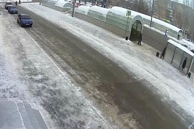 Водителя, сбившего молодую девушку на остановке в Самаре, на год лишили прав