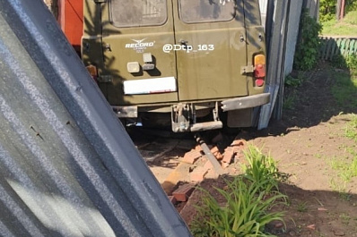 В Самаре водитель УАЗа снес забор из-за укуса осы