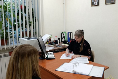 В Чапаевске женщина украла телефон соседа 