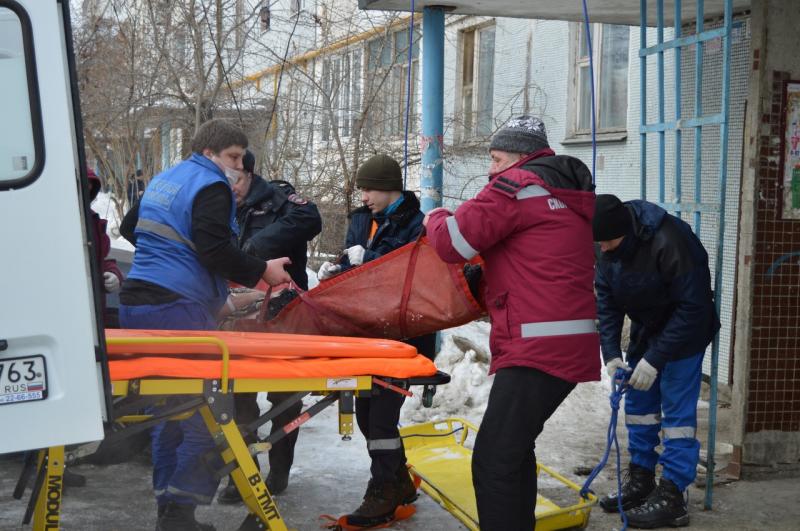 В Самаре мужчина выпал из окна 5-го этажа и выжил