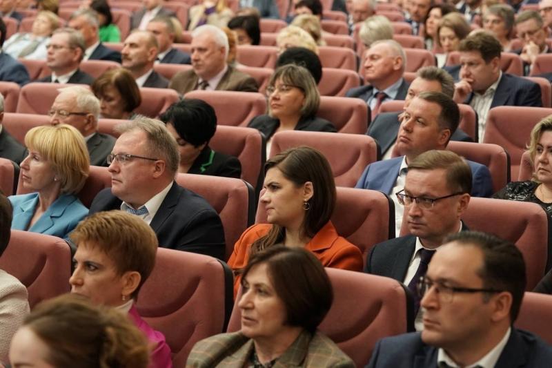 "Время непростое, и придется потрудиться, закатав рукава": Дмитрий Азаров принял участие в коллегии Минздрава региона