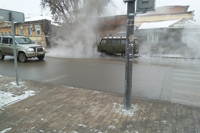 В центре Самары дорогу заволокло густым паром