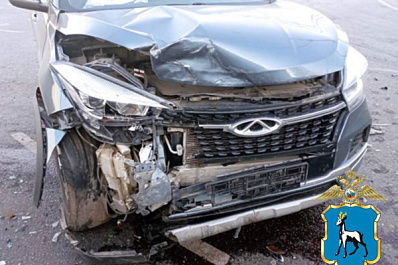 В Самарской области "Гранта" проехала на красный и врезалась во внедорожник