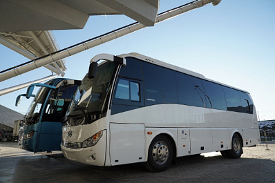 "Мы и впредь будем уделять детскому спорту первостепенное внимание": Дмитрий Азаров передал Академии "Крыльев" новые автобусы