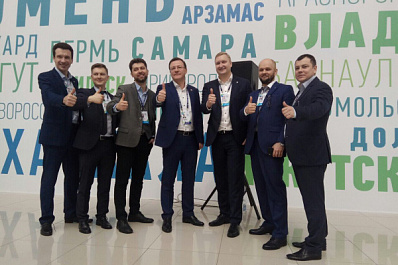 Дмитрий Азаров поздравил Сергея Пичушкина с победой на конкурсе "Лидеры России"