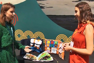 "Руками трогать обязательно": участница "iВолги" создает тактильные книги для слепых детей