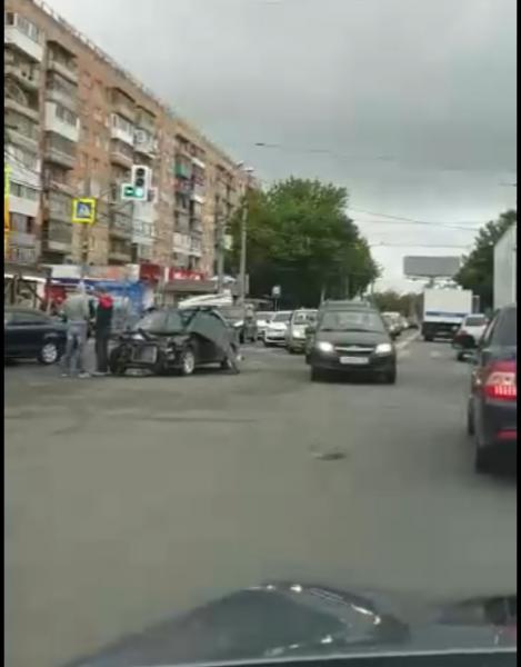 В Самаре полицейский КамАЗ разнес иномарку