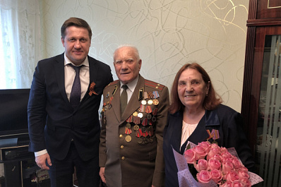 Глава областного Минздрава Михаил Ратманов посетил семью ветерана ВОВ