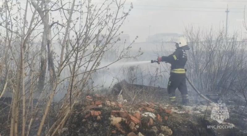 В Самарской области рядом с дачами 17 апреля горела сухая трава